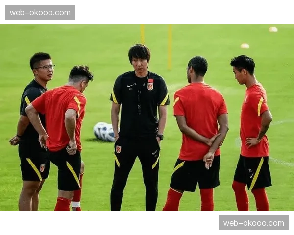 “特写：定位球专家巴尔韦德在训练中亲自示范任意球脚法”