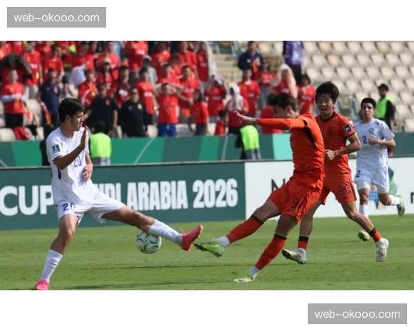 瞬间特写：老将华金替补登场，接受主场全体球迷起立鼓掌致敬